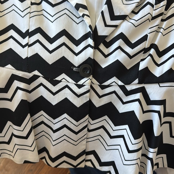 Black and white flare out dressy blazer - Picture 4 of 6